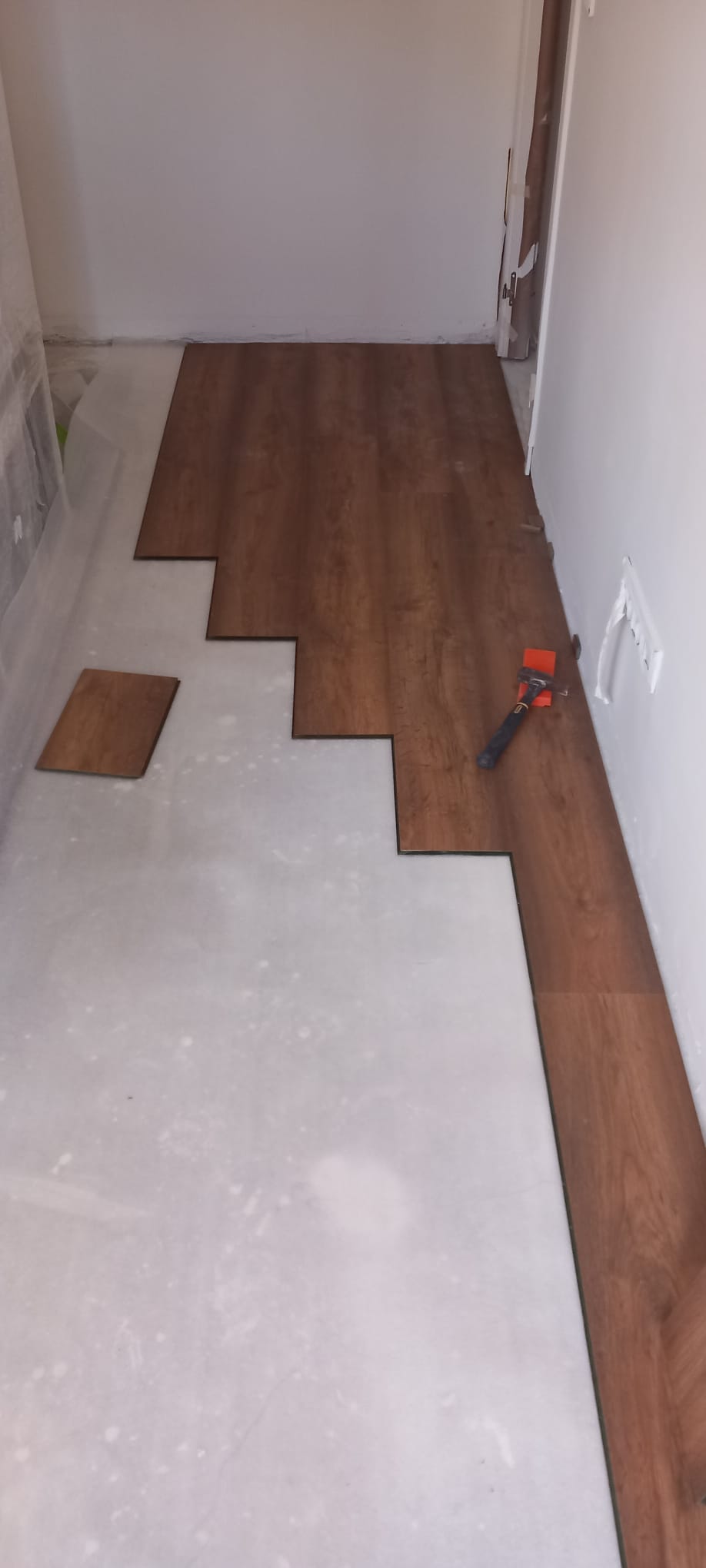 Instalación de tarima flotante de madera en habitación, trabajo realizado por Tarimas Remasol